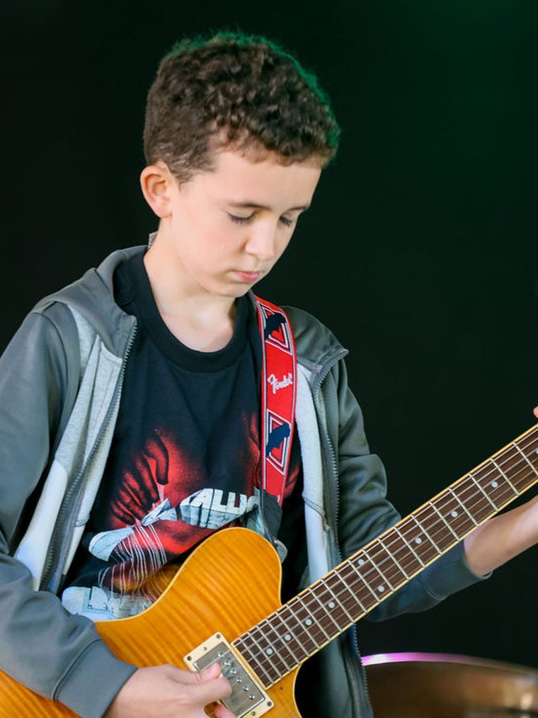 Conor – Guitar